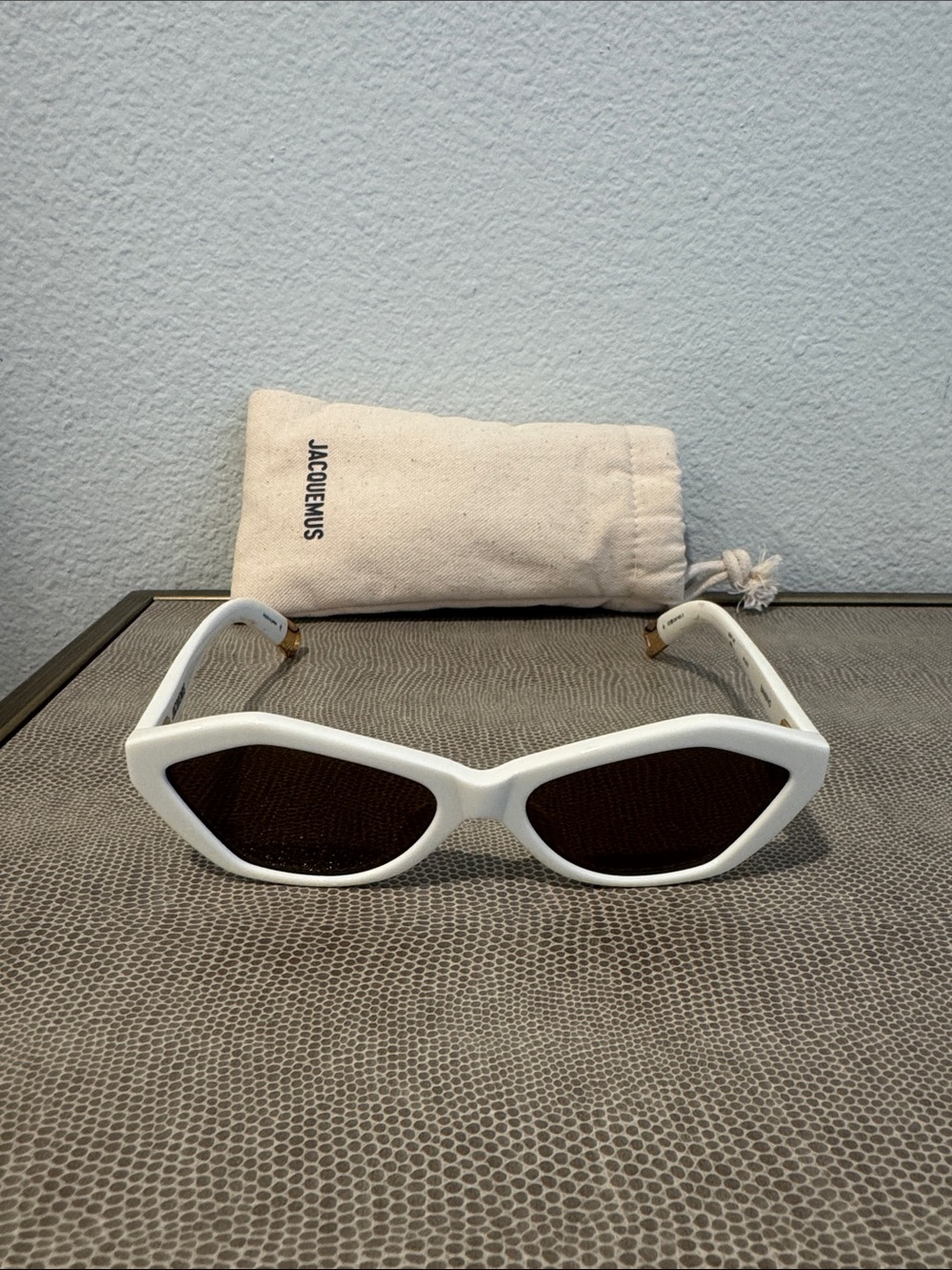 Jacquemus White Geometric Cat-Eye Sunglasses with Dark Lenses